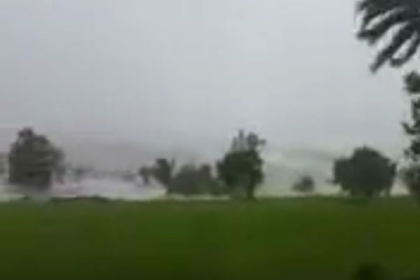 Article image for Cyclone Debbie lashing Midge Point