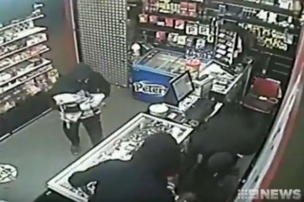 Article image for WATCH: Shopkeeper traps thieves in store