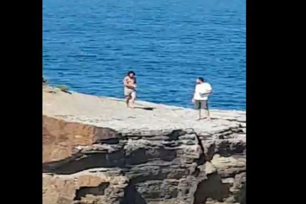 Article image for Imbecile jumps into Lake Munmorah blowhole