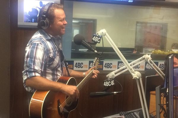 Article image for Country music star Troy Cassar-Daley joins Ray Hadley in studio