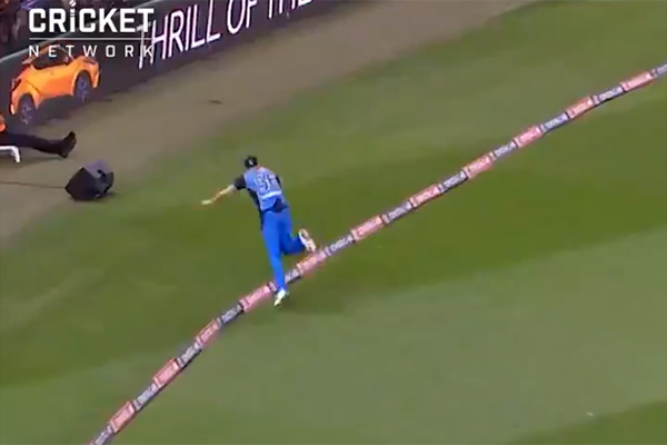 Article image for Strikers v Renegades BBL: Is this the greatest cricket catch ever?