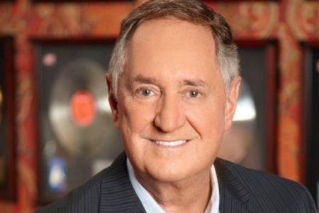 Neil Sedaka retires