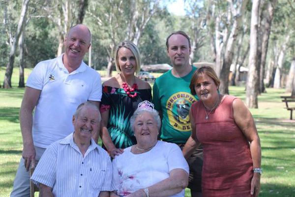 Article image for Ross Greenwood recreates family photo 35 years on