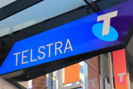 Telstra shares dive as credit rating drops for the first time in 12 years