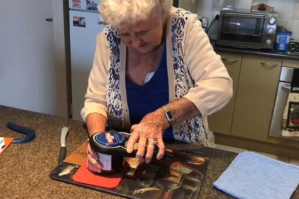 Article image for 91yo Joyce was having some kitchen troubles… so Ray stepped in