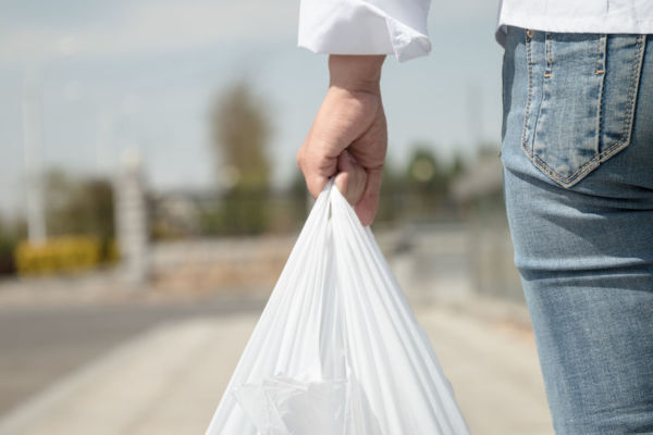 Article image for Supermarket giant begins plastic bag clampdown