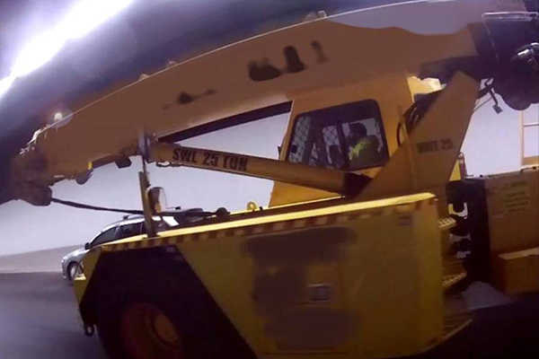 Article image for Idiot caught using phone while driving 25-tonne crane