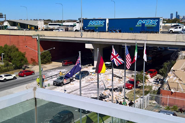 Article image for Truck crash on Gateway Motorway sees cars showered in debris