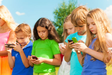 Calls to ban smartphones in the schoolyard