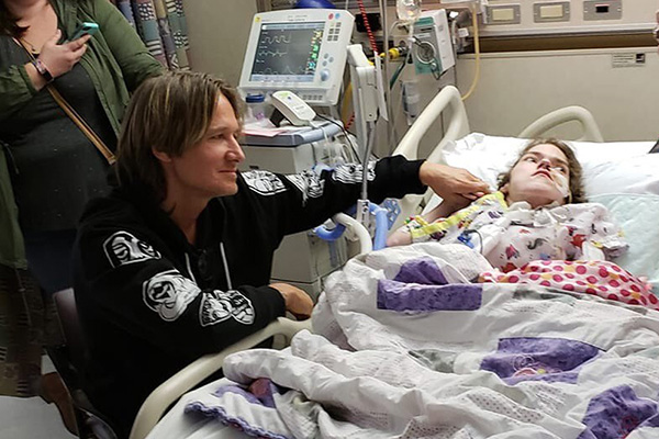 Article image for WATCH | Keith Urban surprises dying fan