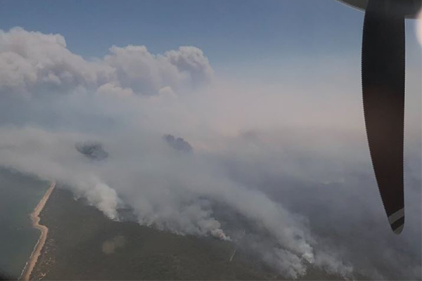 Article image for Hundreds ordered to evacuate as fire savages Queensland’s central coast