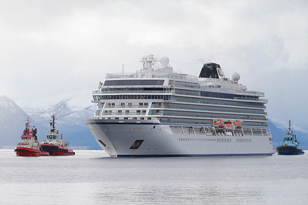 Cruise ship towed to shore