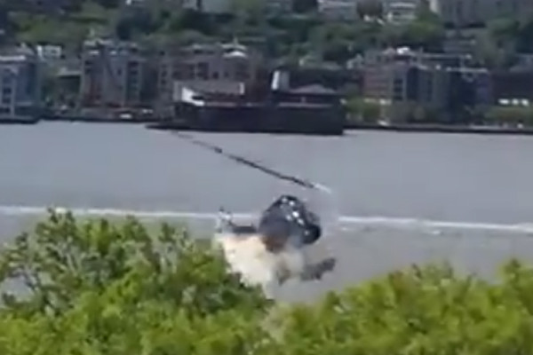 Article image for Incredible footage: Helicopter crashes into Hudson River