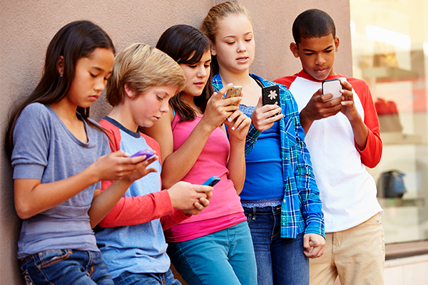 Mobile phones banned in Victorian schools