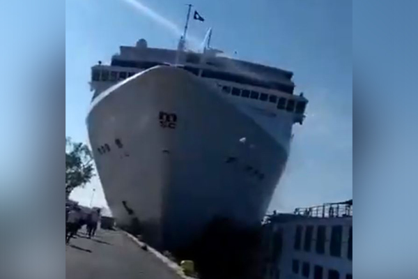 Article image for WATCH | Venice cruise ship sends tourists running as it crashes into dock