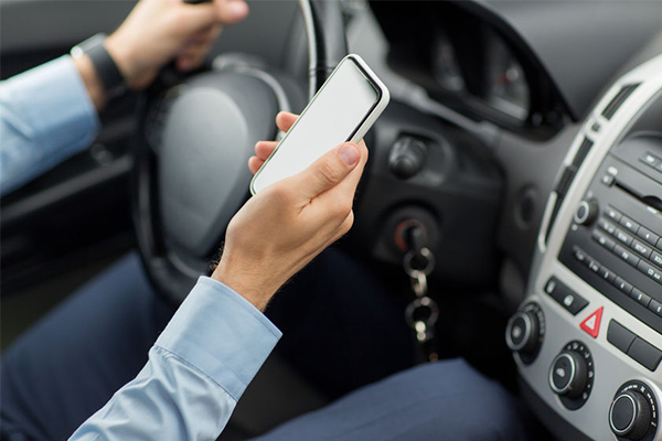 Queensland pushes for toughest penalties in Australia for texting while driving