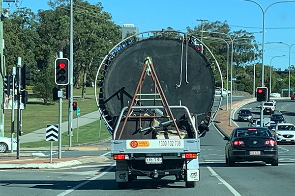 Article image for Rental ute carries ridiculously dangerous load