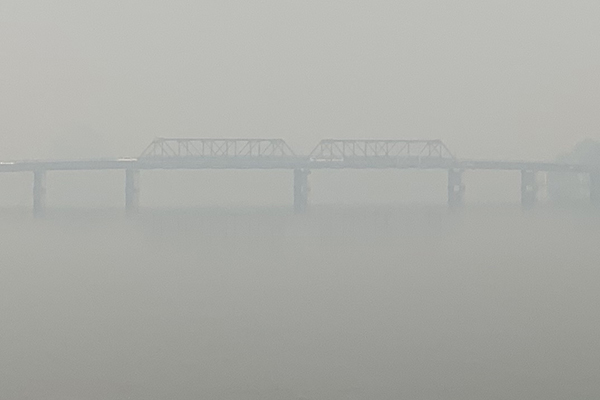 Article image for Bushfire smoke completely covers the Macksville Bridge