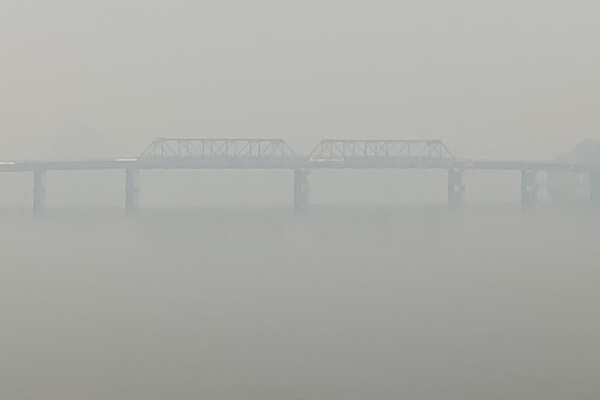 Article image for Bushfire smoke completely covers the Macksville Bridge