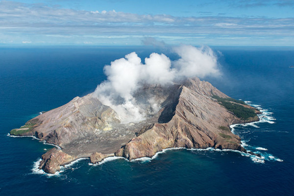 Article image for ‘No way to escape’: Tourists shouldn’t have been allowed on ‘dangerous’ White Island