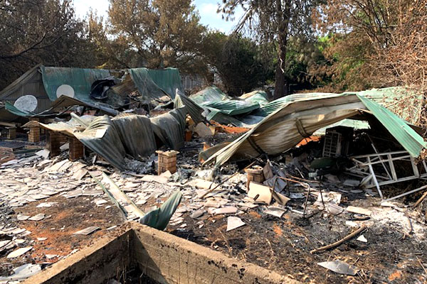 ‘It’s devastating’: 18-year-old ‘won’t leave’ family home devastated by bushfires