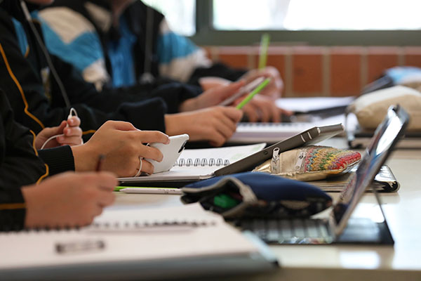 Article image for Queensland school students sweltering as air conditioning upgrades delayed