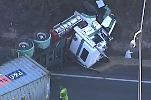 Article image for Major delays after truck blocks QLD highway