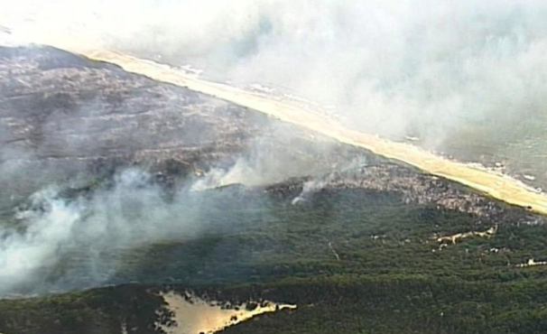 Calls for full inquiry into Fraser fire after water bombing plane sits idle