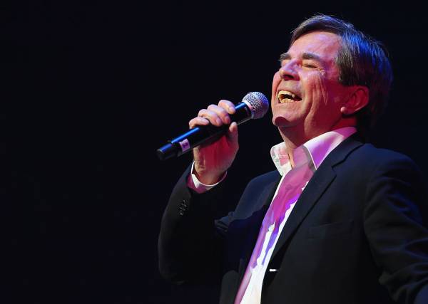 Article image for Music legend John Paul Young gives surprise performance at school musical