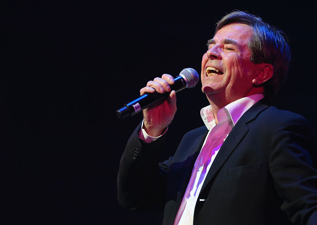 Music legend John Paul Young gives surprise performance at school musical