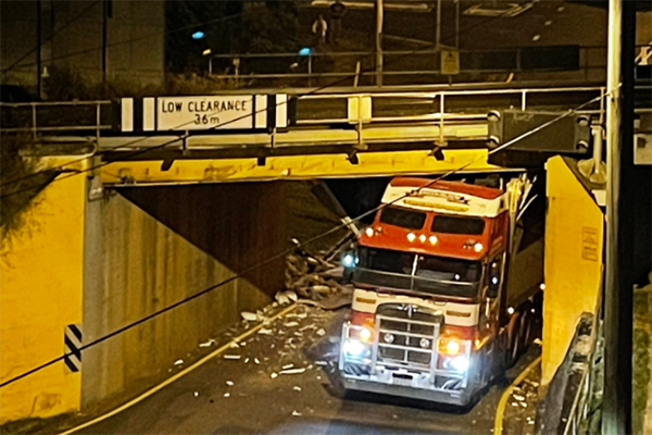 Article image for Tuesday traffic delays as truck wedged under Corinda bridge