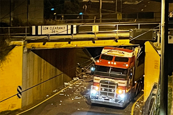 Tuesday traffic delays as truck wedged under Corinda bridge