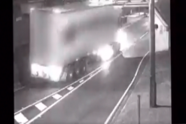 Article image for Renewed calls for flashing warning lights for bridges after truck crash causes chaos