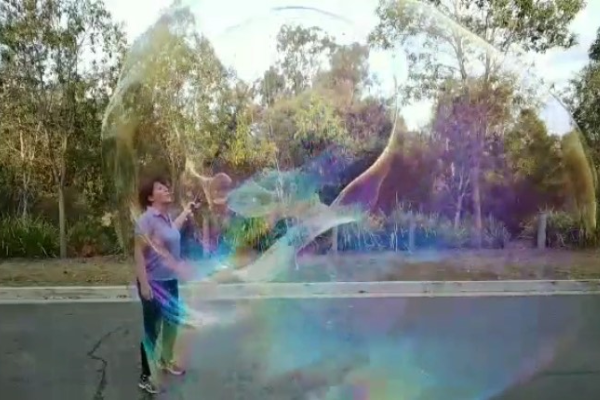 A real life bubbleologist: Scott gets a lesson in the science of bubbles!