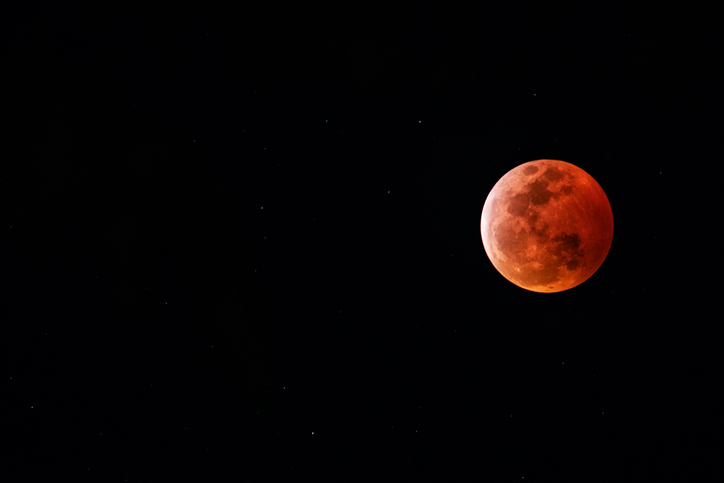 Article image for Stargazers in for a treat tonight with rare ‘super blood moon’