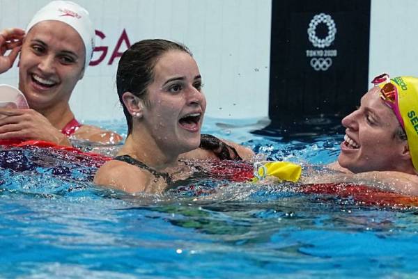 Article image for Kaylee McKeown’s ‘hype women’ react to Olympian’s record gold swim