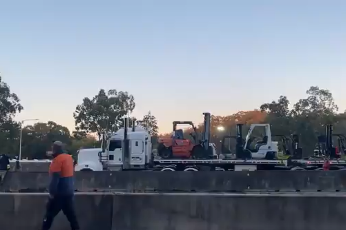 Article image for Truckies create blockade on motorway in strike action