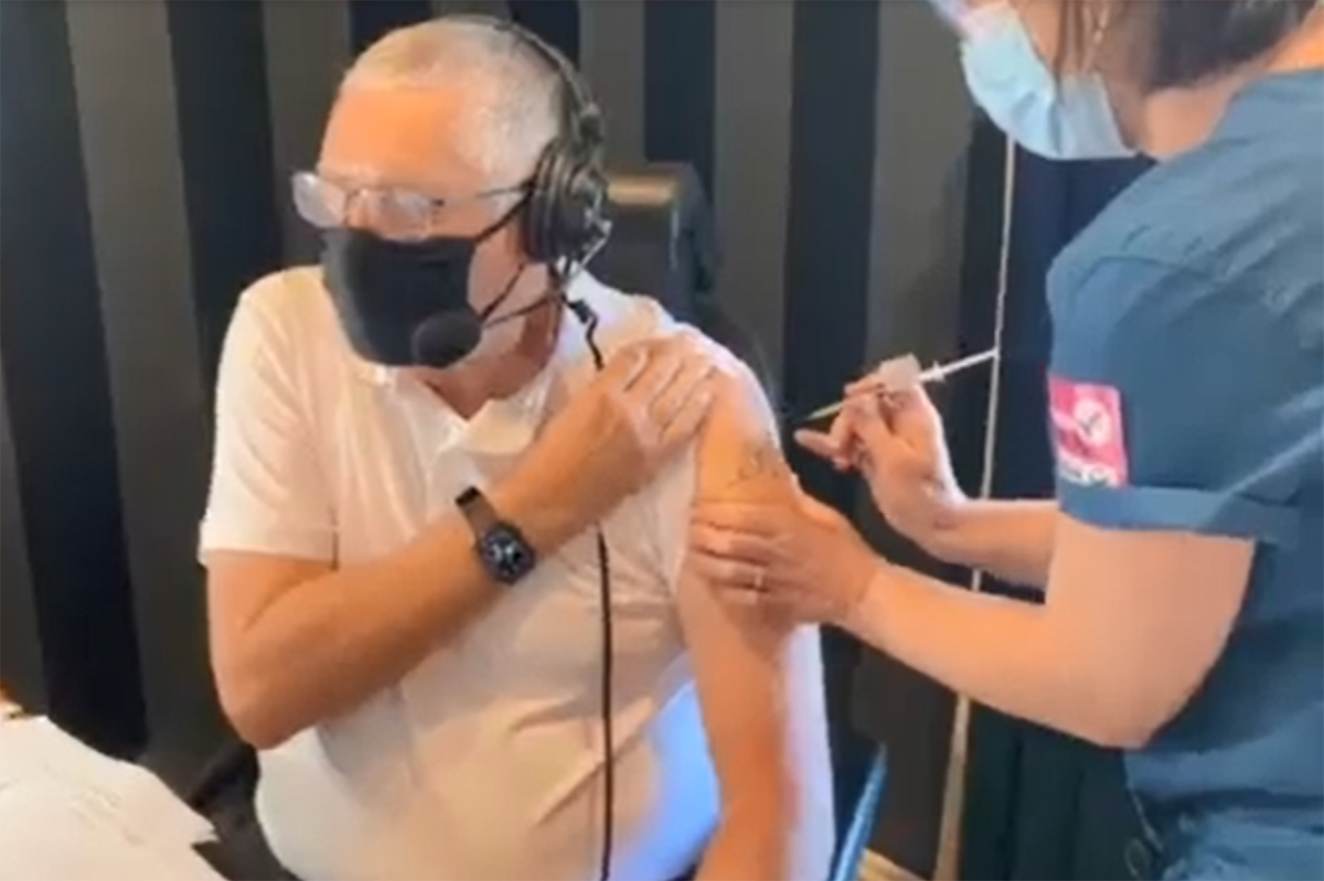 Ray Hadley becomes fully vaccinated on-air