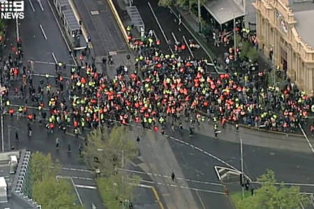 Tradies and police at stand-off in Melbourne’s CBD in anti-vaccination protests