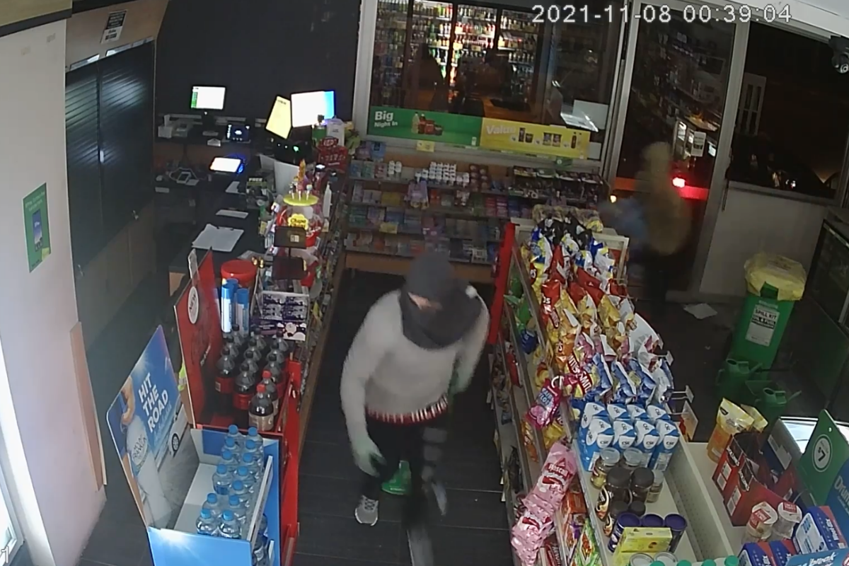 Article image for CCTV | Police hunt for masked thieves who broke into Geebung business 