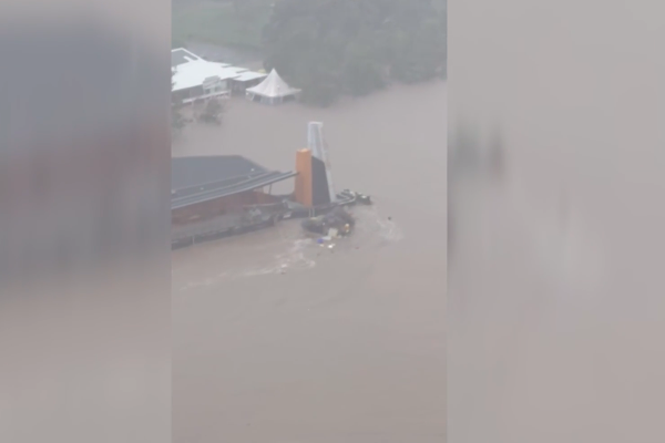 Article image for Eyewitness describes heart-stopping moment houseboat crashes into wharf