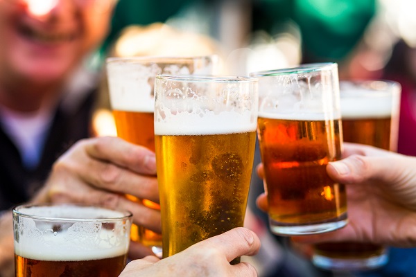 Article image for ‘Tax on socialising’: Climbing cost of beers being addressed at the federal election