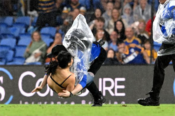 Article image for Security guard under investigation over streaker crash-tackle