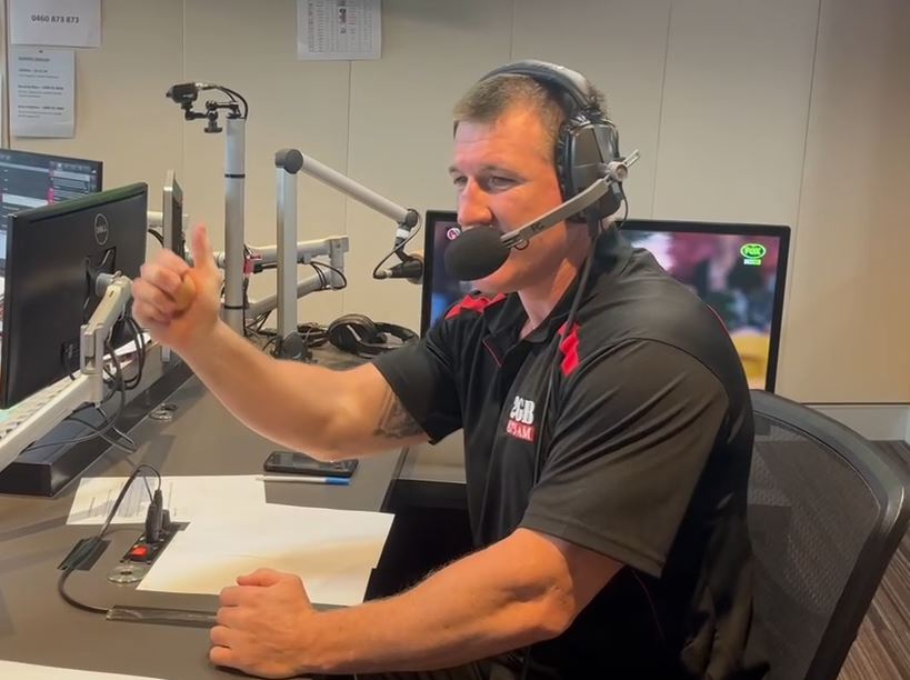 Can you crack an egg by squeezing it?