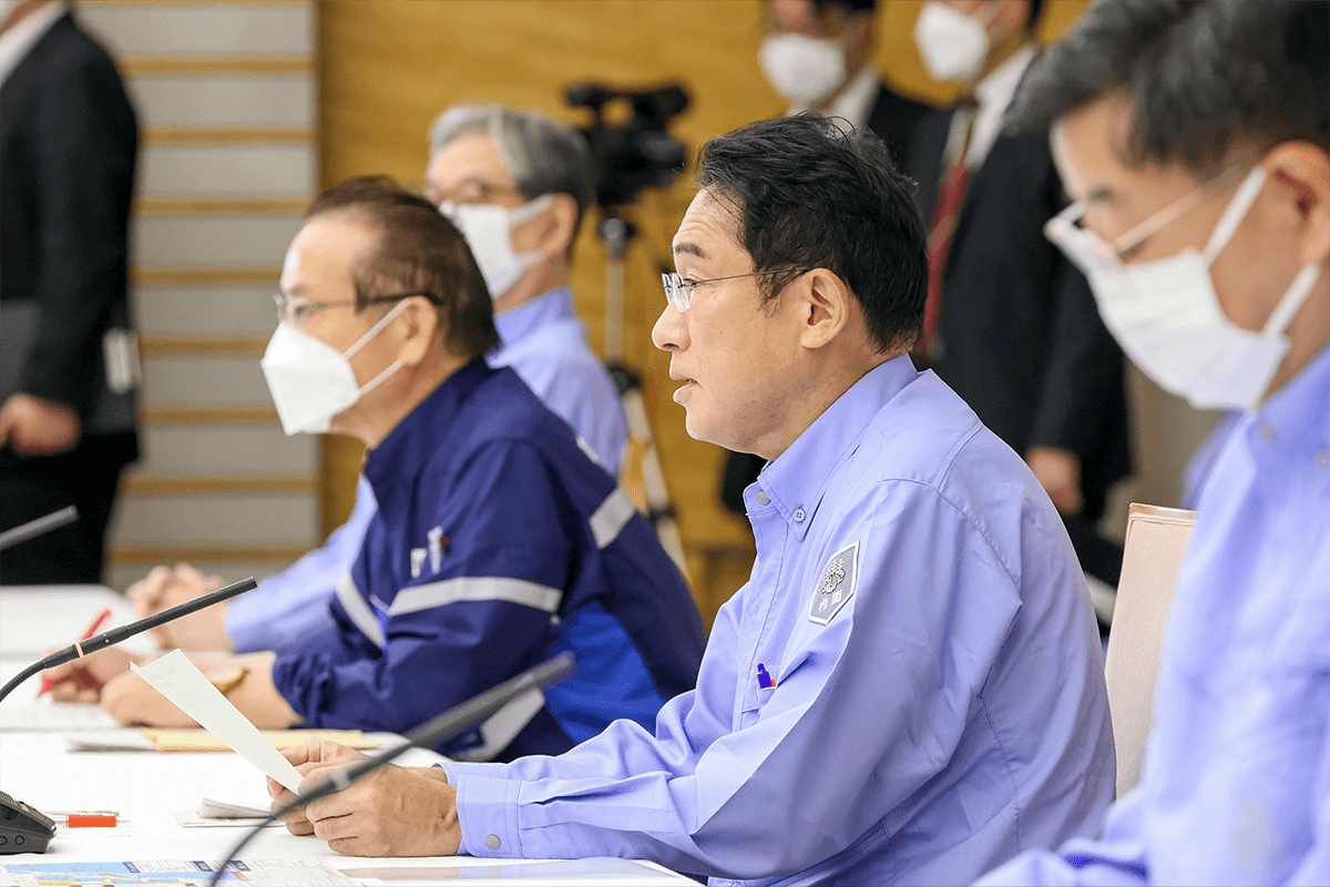 Article image for Thousands evacuated as typhoon makes landfall in Japan