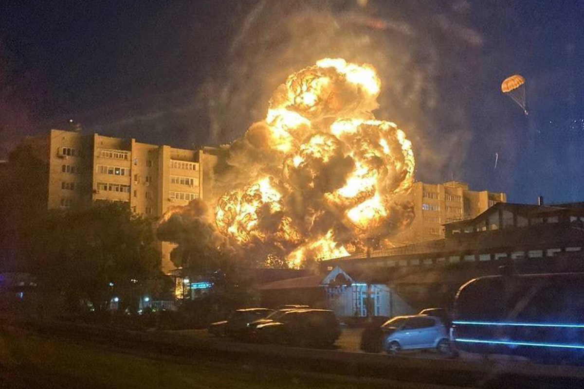 Article image for Fighter jet crashes into Russian apartment building, killing four