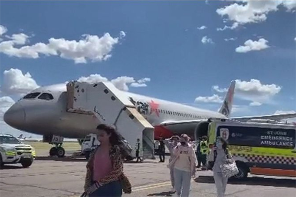 Article image for Jetstar apologises after passengers grounded on tarmac for seven hours