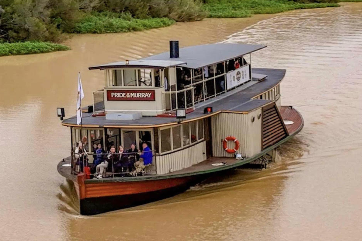 Article image for Popular Longreach tourist attraction unexpectedly sinks