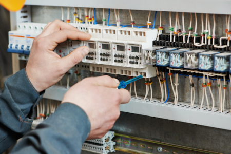 ‘You are risking your own life’: Queenslanders told to be wary of unlicenced electricians