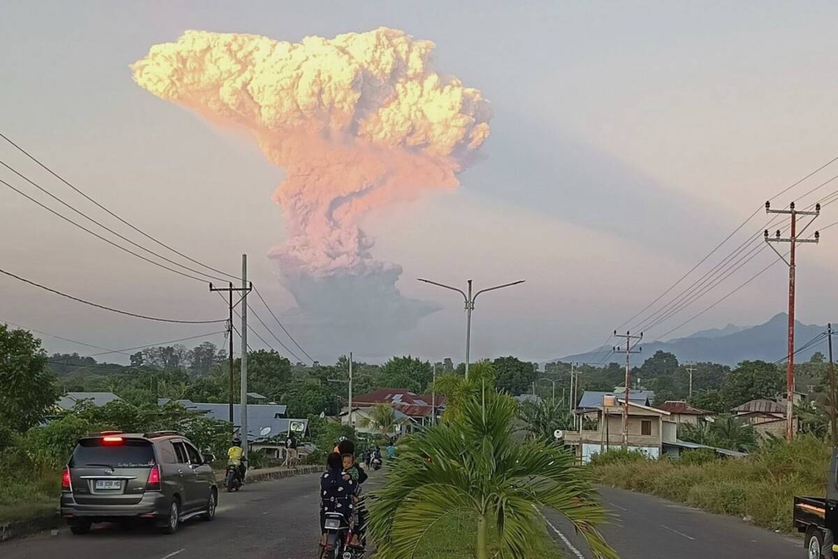 Article image for Australian pilot stranded in Bali after volcano eruption grounds all flights